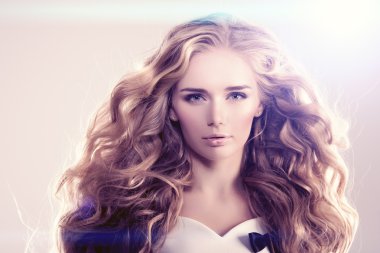 Uzun saçlı sarışın dalgalar kıvırcık saç modeli saç Salon Upd model