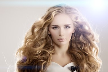 Uzun saçlı sarışın dalgalar kıvırcık saç modeli saç Salon Upd model