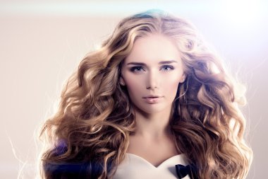 Uzun saçlı sarışın dalgalar kıvırcık saç modeli saç Salon Upd model