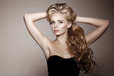 Sarışın uzun saçlı model. Dalgalar Saç Modeli Curls. Kuaför. 