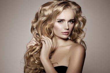Sarışın uzun saçlı model. Dalgalar Saç Modeli Curls. Kuaför. 