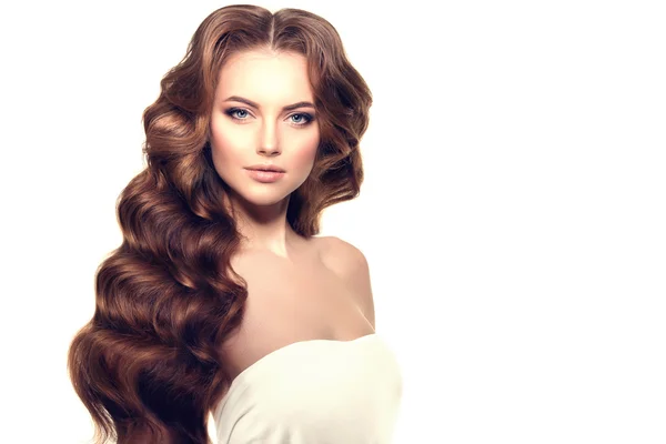 Cabelo comprido. Ondas Curls Penteado. Cabeleireiro. Exagerado. Modo moda — Fotografia de Stock