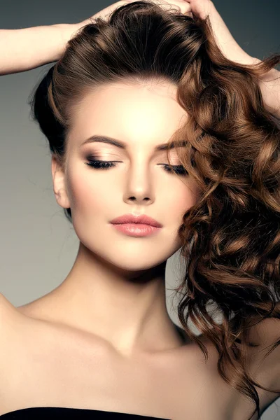 Model met lang haar. Golven krullen kapsel. Kapsalon. Updo. F — Stockfoto