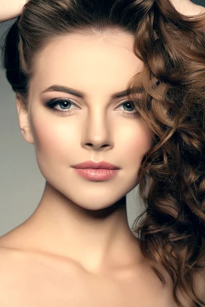 Modello con capelli lunghi. Onde Riccioli Taglio di capelli. Salone da parrucchiere. Updo. F — Foto Stock