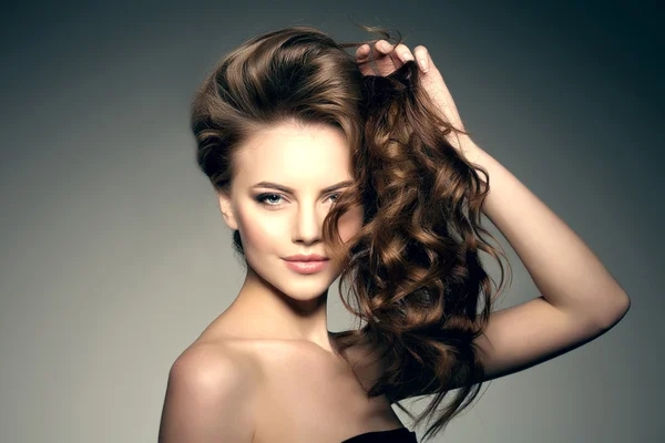 Modello con capelli lunghi. Onde Riccioli Taglio di capelli. Salone da parrucchiere. Updo. F — Foto Stock