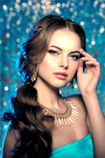 Inverno mulher modelo lindo beleza maquiagem penteado elegante. Tu... — Fotografia de Stock