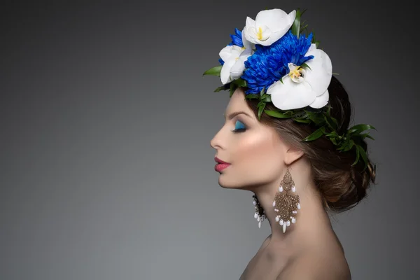 Donna ragazza ghirlanda di fiori sulla testa Salone dei capelli Moda modella w — Foto Stock