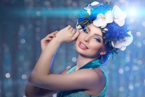 Mujer niña corona de flores en la cabeza, luces de fondo de la fiesta H —  Fotos de Stock