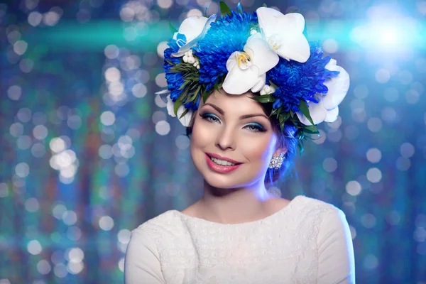 Mujer niña corona de flores en la cabeza, luces de fondo de la fiesta H —  Fotos de Stock