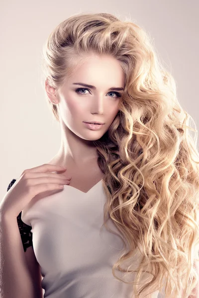 Modelo com cabelo longo Blonde Ondas Curls Penteado Cabeleireiro Upd — Fotografia de Stock