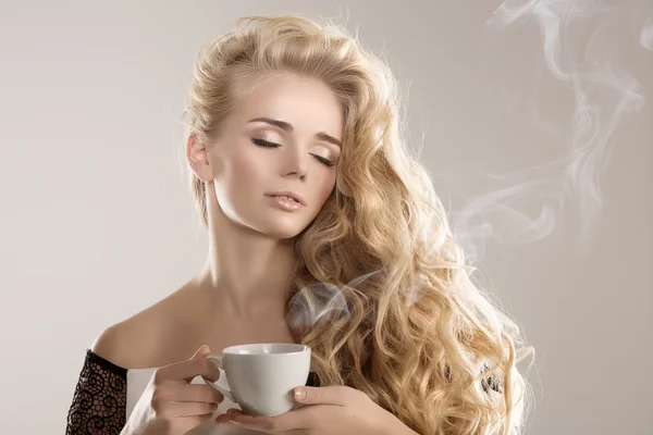 Modell med kaffekopp, Mugg i kafé. Mode kvinna, Tea PA — Stockfoto