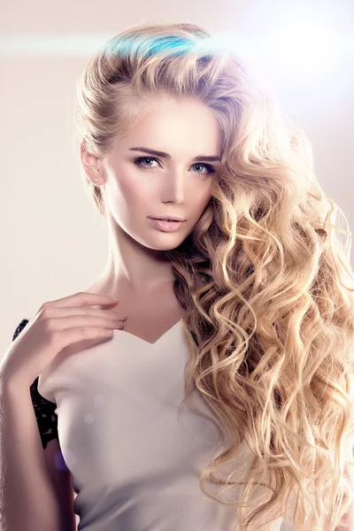 Model z długimi włosami blond fale loki fryzury włosy Salon Upd — Zdjęcie stockowe