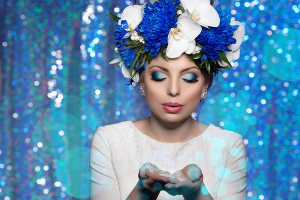 Mulher menina grinalda de flores na cabeça, luzes festa fundo H — Fotografia de Stock