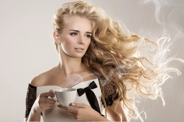 Model met koffiekop, mok in coffeeshop. Mode vrouw, thee pa — Stockfoto