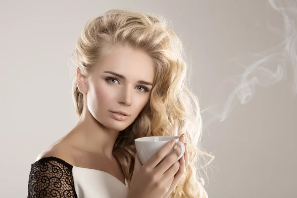 Model z filiżanką kawy, kubek w kawiarni. Moda Kobieta, herbata PA — Zdjęcie stockowe