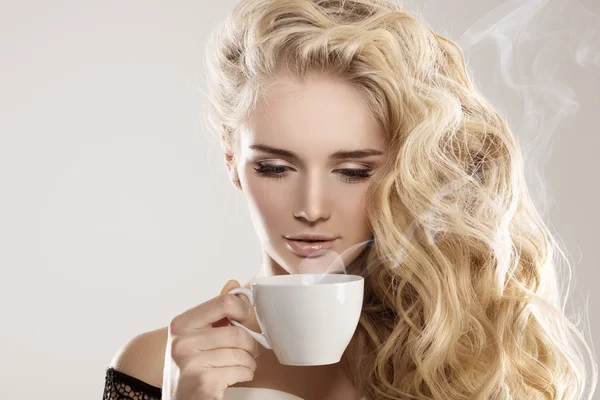 Modello con tazza da caffè, tazza in caffetteria. Donna di moda, tè pa — Foto Stock
