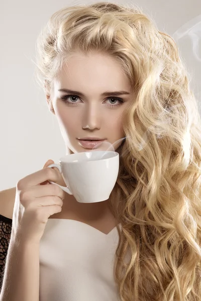 Modelo con taza de café, taza en la cafetería. Mujer de la moda, té pa — Foto de Stock