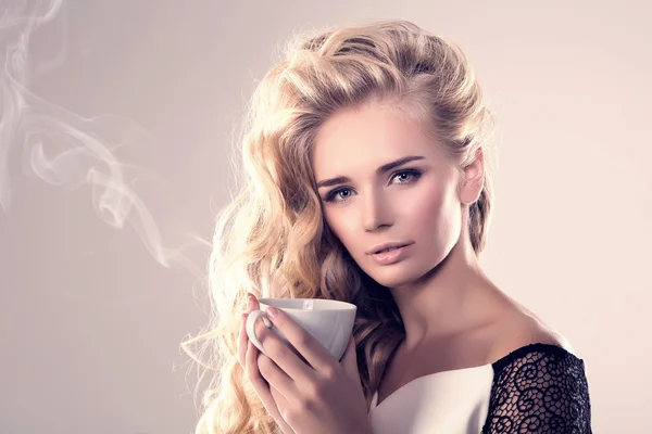 Modelo con taza de café, taza en la cafetería. Mujer de la moda, té pa — Foto de Stock