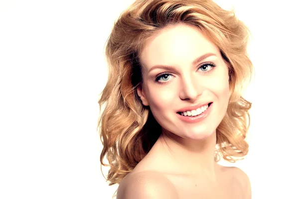 Schönheit Gesicht Frau. Mädchen gesundes Modell im Wellness-Salon. Creme-Behandlung — Stockfoto