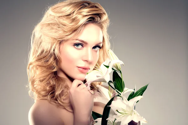 Schoonheid gezicht vrouw, bloemen, Lily. Meisje gezond model in Spa Salo — Stockfoto