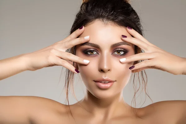Schöne Modell Frau im Schönheitssalon Make-up junge moderne Mädchen i — Stockfoto