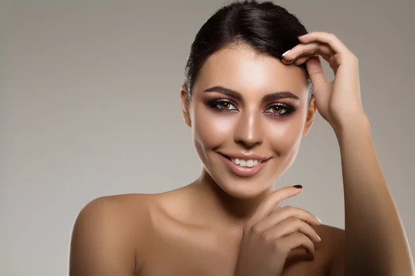 Piękny model kobiety w salon kosmetyczny makijaż młoda dziewczyna nowoczesny i — Zdjęcie stockowe