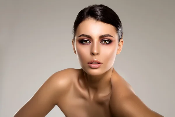 Beautiful model woman in beauty salon makeup Young modern girl i — Stock Photo, Image