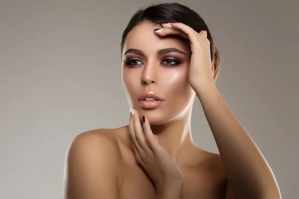 Hermosa mujer modelo en maquillaje de salón de belleza Joven chica moderna i — Foto de Stock