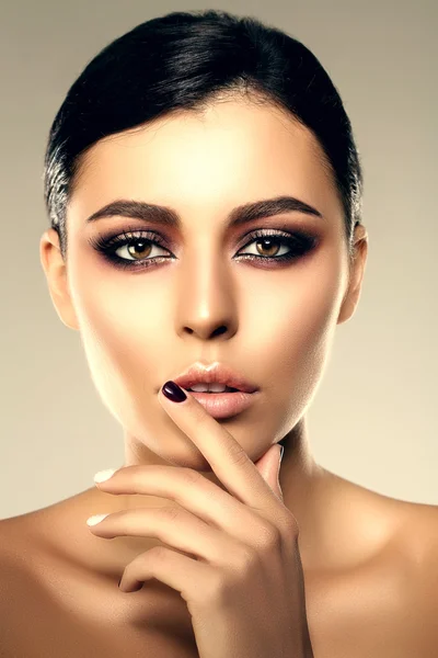 Hermosa mujer modelo en maquillaje de salón de belleza Joven chica moderna i — Foto de Stock