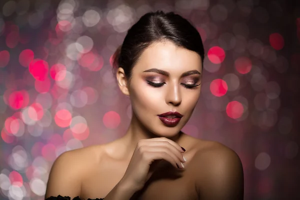 Beautiful model woman in beauty salon makeup Young modern girl i — Stock Photo, Image