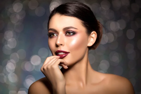 Hermosa mujer modelo en maquillaje de salón de belleza Joven chica moderna i — Foto de Stock