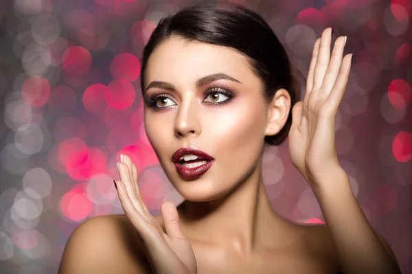 Mooi model vrouw in beautysalon make-up moderne meisje ik — Stockfoto