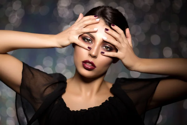 Vacker modell kvinna i skönhetssalong makeup unga moderna flickan jag — Stockfoto