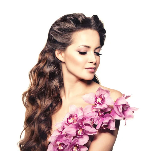 Belleza mujer joven, cabello rizado largo de lujo con flor de orquídea. H —  Fotos de Stock