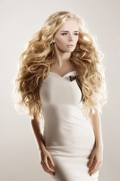 Modelo com cabelo longo Blonde Ondas Curls Penteado Cabeleireiro Upd — Fotografia de Stock