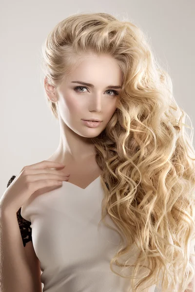 Modelo com cabelo longo Blonde Ondas Curls Penteado Cabeleireiro Upd — Fotografia de Stock