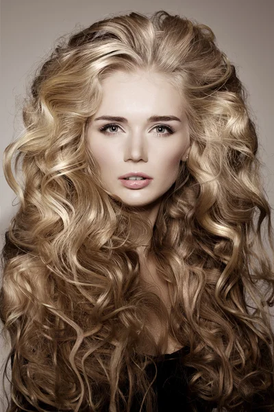 Модель с длинными светлыми волосами. Waves Curls Hairstyle. Парикмахерская . — стоковое фото