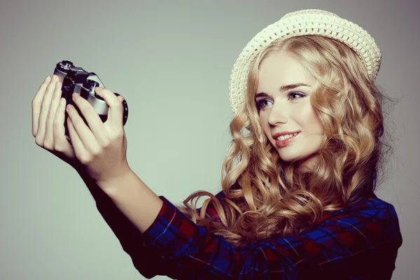 Mujer joven con cámara. Rubia con camisa a cuadros. Hipster fashio —  Fotos de Stock