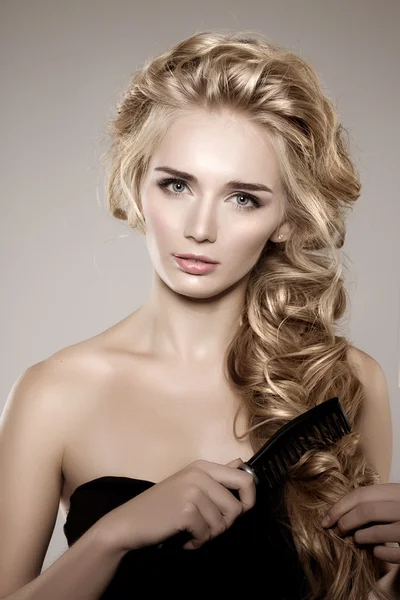 Model met lang gevlochten haar. Golven krullen vlecht kapsel. Haar — Stockfoto