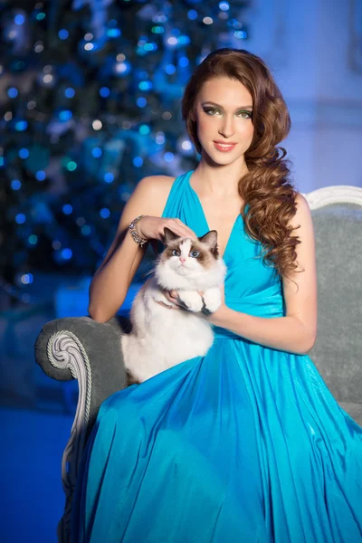Рождественская вечеринка, зимние праздники женщина с котом. Новогодняя девочка . — стоковое фото