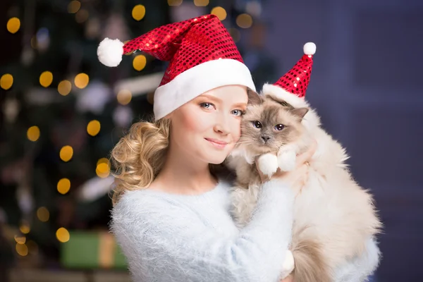 Kerstfeest, winter vakantie vrouw met kat. Nieuwjaar meisje. — Stockfoto