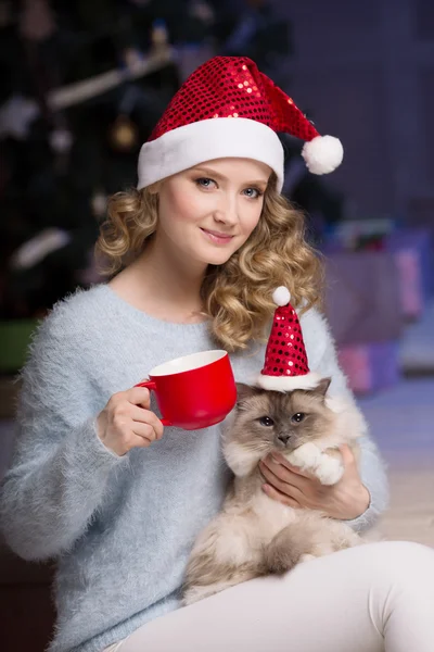 Julfest, vintersemester kvinna med katt. Nytt år flicka. — Stockfoto