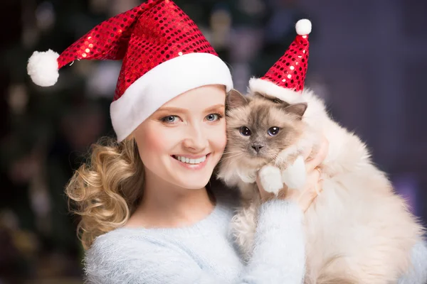 Kerstfeest, winter vakantie vrouw met kat. Nieuwjaar meisje. — Stockfoto