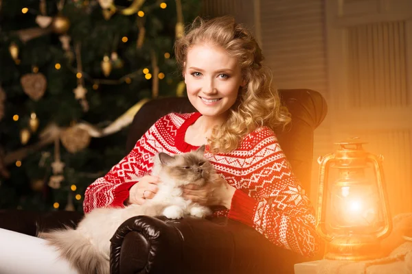 Weihnachtsfeier, Winterurlaub Frau mit Katze. Neujahrsmädchen. — Stockfoto