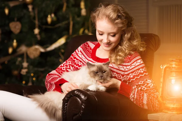 Fiesta de Navidad, vacaciones de invierno mujer con gato. Chica de año nuevo . —  Fotos de Stock