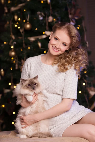 Kerstfeest, winter vakantie vrouw met kat. Nieuwjaar meisje. — Stockfoto