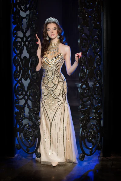 Γυναίκα σε lux φόρεμα με στέμμα σαν βασίλισσα, πριγκίπισσα, κόμμα φώτα — Φωτογραφία Αρχείου