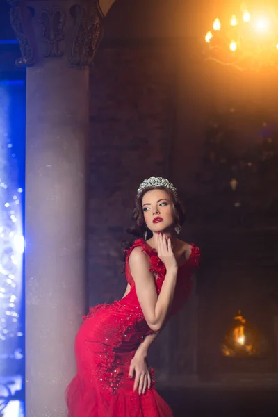 Mujer en lux vestido con corona como reina, princesa, fiesta de luces — Foto de Stock