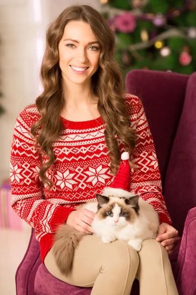 De partij van Kerstmis, winter vakantie vrouw met kat. Nieuwjaar meisje. Kerstboom in interieur achtergrond. — Stockfoto