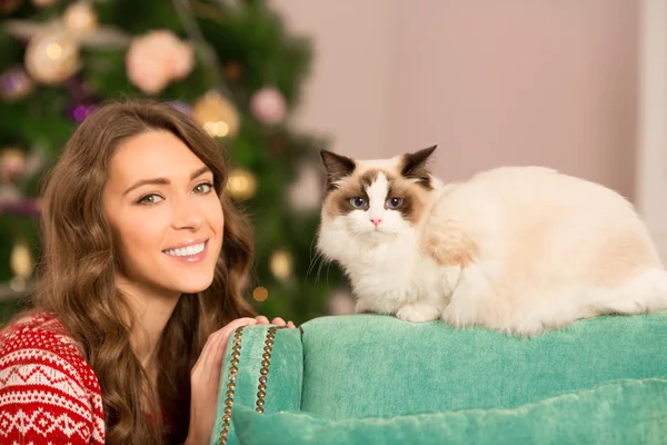 De partij van Kerstmis, winter vakantie vrouw met kat. Nieuwjaar meisje. Kerstboom in interieur achtergrond. — Stockfoto